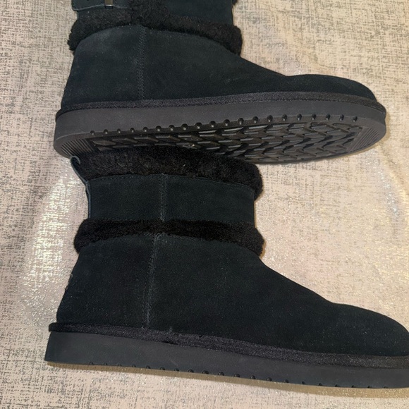 Koolaburra Black Faux-Shearling Slip-On Ankle Booties - Picture 3 of 14
